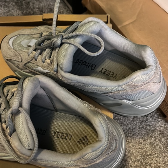 Yeezy 700 v2 hospital blue - Picture 5 of 5